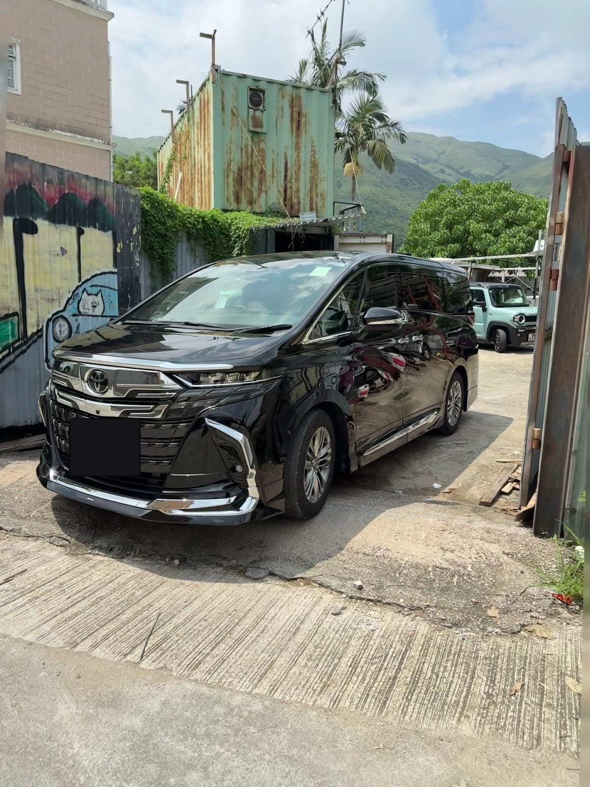 cola L 交車相片:黑色 Toyota 七人車